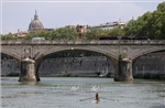 Hạn hán làm lộ cây cầu cổ ở Italy