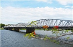 Cầu Trường Tiền (Huế) được trả lại màu sơn nhũ bạc nguyên bản
