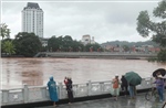 Hiếu kỳ xem lũ - hiểm họa cận kề