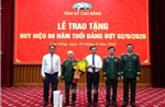 Phó Thủ tướng Phan Văn Giang trao tặng Huy hiệu 80 năm tuổi Đảng cho đảng viên lão thành 