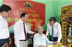 Trao Huy hiệu 80 năm tuổi Đảng cho hai đảng viên lão thành tại Quy Nhơn