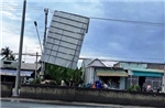 Tây Ninh: Dông lốc xoáy kèm mưa lớn gây thiệt hại nhiều nhà dân