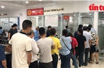 Người dân xếp hàng dài chờ làm thủ tục cấp đổi giấy phép lái xe ở Hà Nội
