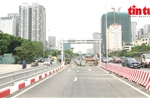 Rào chắn ngăn xe máy lên cầu vượt thép Mai Dịch chưa được thông xe