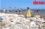 Nghỉ lễ 30/4 - 1/5, bãi biển du lịch Quất Lâm "oằn mình" trong rác thải