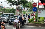 Lũ lượt đi ngược chiều bất chấp nguy hiểm trên đường Nguyễn Ngọc Vũ