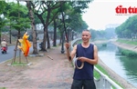 Người dân thong thả câu cá dịp nghỉ Lễ Quốc khánh trên sông Tô Lịch xanh sạch đẹp 