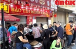 Giá vàng ngày 13/10 tăng mạnh, người dân Hà Nội xếp hàng từ sớm chờ mua