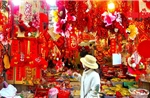 Sau Noel, phố Hàng Mã tất bật trang trí sắc đỏ rực rỡ đón Tết Bính Ngọ