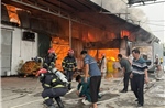 Cháy kho xưởng bánh kẹo tại Hương Sơn: Huy động 12 xe chữa cháy, khống chế kịp thời