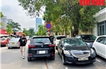 Ô tô đỗ tràn lan tại khu đô thị mới Cầu Giấy bất chấp biển cấm