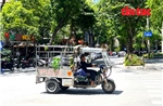 Người lao động chật vật mưu sinh dưới nắng nóng 40 độ C ở Hà Nội