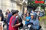 Nhiều phụ huynh gác công việc, sát cánh cùng sĩ tử