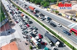Người dân rời Hà Nội nghỉ lễ 2/9, mật độ giao thông tăng nhanh ở các tuyến đường cửa ngõ