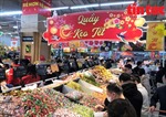 Các siêu thị ở Hà Nội đông người mua sắm Tết, khách xếp hàng dài chờ thanh toán
