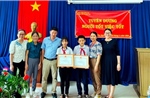 Khen thưởng hai học sinh trả lại hơn 100 triệu đồng cho người đánh rơi