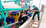 Bộ đội Biên phòng Sóc Trăng tiếp nhận 5 ngư dân bị nạn trên biển