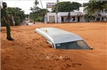 Lũ cát đỏ tràn vào đường Hàm Tiến ở Mũi Né khiến nhiều xe máy, ô tô bị lún nửa thân xe 