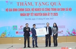 Thăm, tặng quà Tết hộ nghèo, hộ gia đình chính sách tại Yên Bái