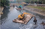 Động viên tinh thần công nhân lao động tại dự án nạo vét sông Tô Lịch