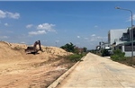 Bãi tập kết hàng nghìn mét khối cát trong khu dân cư gây bức xúc