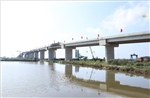 Hợp long cầu vượt sông Đáy trên trục đường bộ ven biển nối Ninh Bình và Nam Định