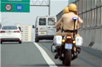 Cảnh sát giao thông hỗ trợ dẫn đường xe taxi chở người bị tai nạn đi cấp cứu kịp thời