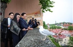 Thủ tướng và Phu nhân tham quan khu phố cổ Tallinn của Estonia