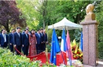 Thủ tướng Phạm Minh Chính dâng hoa tưởng niệm Chủ tịch Hồ Chí Minh tại Montreuil, Pháp