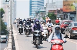 Người dân Hà Nội chống chọi với nắng nóng gay gắt đầu tháng 7