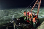 Vụ lật tàu du lịch trên vịnh Hạ Long: Cứu chữa người bị thương, khẩn trương tìm kiếm người mất tích