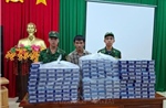Bắt giữ hai đối tượng vận chuyển gần 3.000 bao thuốc lá lậu bằng xe máy