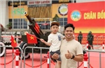 Người dân và du khách hào hứng chụp ảnh cùng dàn pháo lễ A80