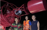Người dân Quảng Trị trục vớt được phao tiêu hàng hải lớn trôi dạt vào bờ biển