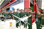 Đại tướng Phan Văn Giang kiểm tra khu trưng bày của Quân đội tại Triển lãm thành tựu đất nước