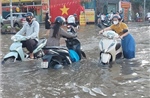Sáng 2/10, người dân Hà Nội vẫn bì bõm trong &#39;biển nước&#39;
