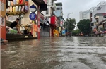 Cuộc sống người dân Thủ đô đảo lộn vì mưa ngập