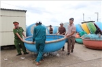 Ngư dân Quảng Ngãi khẩn trương đưa tàu thuyền lên bờ tránh bão