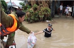 Đắk Lắk: Tiếp tế lương thực thiết yếu vào khu vực còn bị ngập sâu