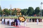 Đoàn đại biểu dự Đại hội Thi đua yêu nước toàn quốc lần thứ XI vào Lăng viếng Chủ tịch Hồ Chí Minh