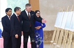 Hai Thủ tướng Việt Nam và Slovakia tham qua trưng bày ảnh về quan hệ hai nước