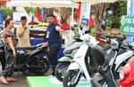 Hà Nội: Người dân hào hứng tham gia chương trình 'hỗ trợ tư vấn thu xăng đổi điện'
