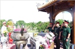 Đoàn sĩ quan trẻ Quân đội Lào dâng hương tại Thành cổ Quảng Trị