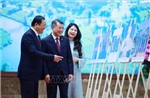 Hai Thủ tướng Việt Nam - Lào tham quan trưng bày ảnh về quan hệ hợp tác giữa hai nước