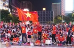 Bầu không khí sôi động tại phố đi bộ Nguyễn Huệ cổ vũ đội tuyển Việt Nam