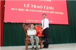 Phó Thủ tướng Phan Văn Giang trao tặng Huy hiệu 80 năm tuổi Đảng cho các đảng viên lão thành