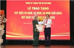 Chủ tịch Quốc hội trao Huy hiệu Đảng tặng các đồng chí lão thành cách mạng