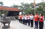 Đội tuyển điền kinh Việt Nam dâng hương tưởng niệm các Vua Hùng