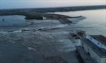 Video nước chảy cuồn cuộn qua con đập vừa bị phá ở Ukraine