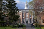 Chính quyền Tổng thống Trump cắt thêm 450 triệu USD tiền tài trợ cho Đại học Harvard